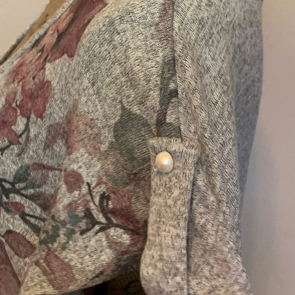 Lovely floral top-New without tag! - Picture 2 of 4